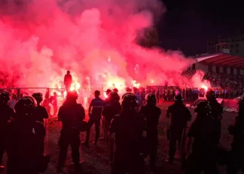 Tifo-grupi i madh shqiptar pezullon aktivitetin, mesazh i fortë kundër dhunës policore në protesta
