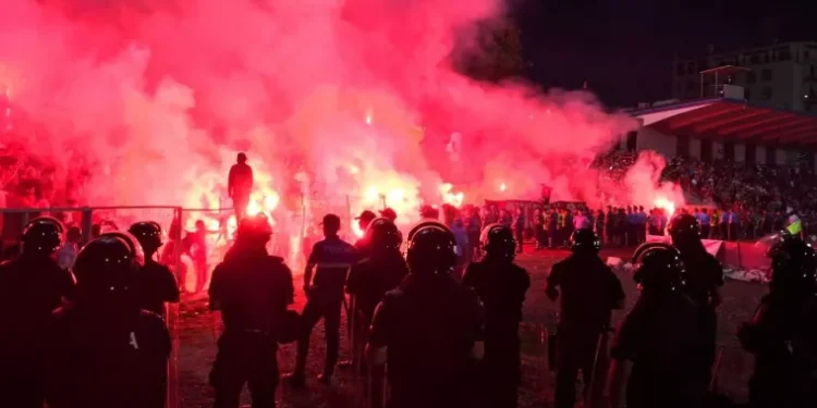 Tifo-grupi i madh shqiptar pezullon aktivitetin, mesazh i fortë kundër dhunës policore në protesta