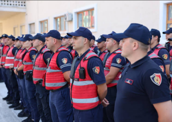 Qeveria “zgjidh qesen”, prej janarit policëve u rritet rroga me 20 mijë lekë të reja