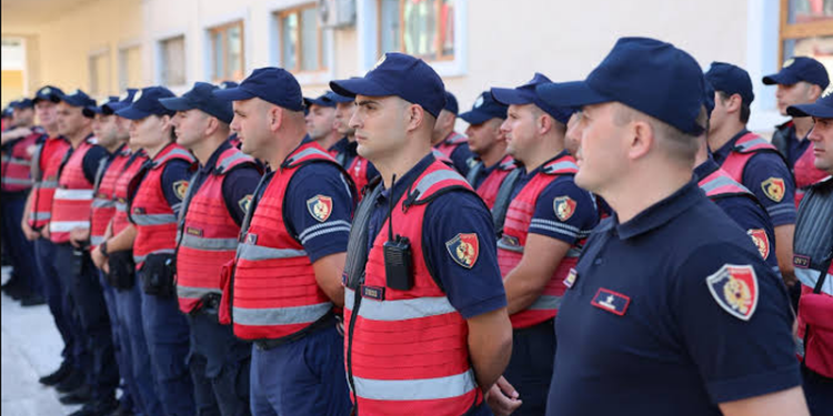 Qeveria “zgjidh qesen”, prej janarit policëve u rritet rroga me 20 mijë lekë të reja