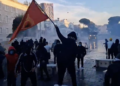 Përleshje të dhunshme tek kryeministria mes studentëve dhe policisë