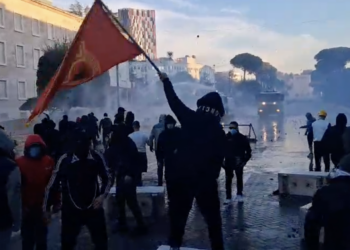 Përleshje të dhunshme tek kryeministria mes studentëve dhe policisë