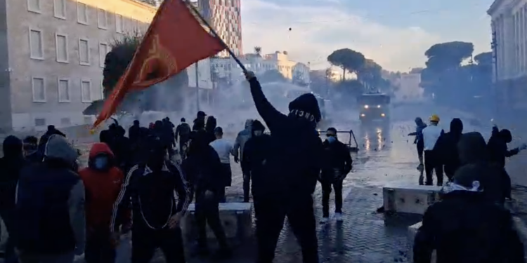 Përleshje të dhunshme tek kryeministria mes studentëve dhe policisë
