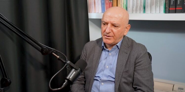 Roland Bejko: Berisha po lufton që të marrë sheshin e protestës