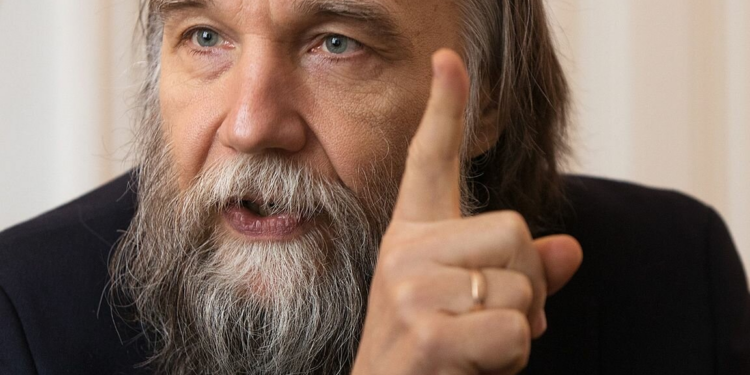 “Shqiptarët po zgjohen”: Ideologu i Vladimir Putinit mbështet protestat në Shqipëri